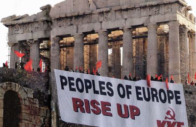 Des drapeaux rouges sur l'Acropole ...