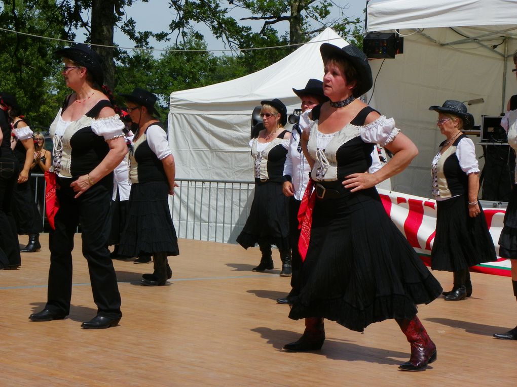 Très belle démo le 28 mai le Baugé Nogent sur Vernisson, bel après midi de Country.
Merci à tous les participants, merci à Christian pour les photos