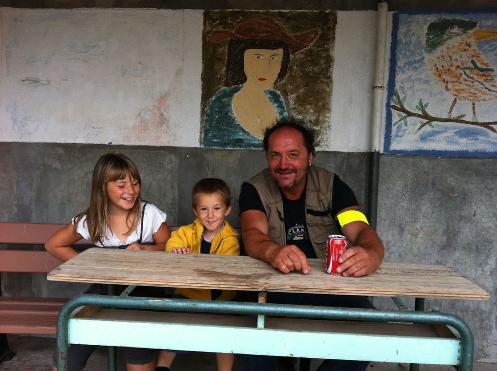 Pause repas à Granges-sur-Vologne dans une école . Merci à Alexis et Marie-Alix pour votre collaboration à notre sympathique aventure . Merci à la communauté de communes et à la mairie de Granges pour le prêt de la cour. 