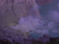 Lever de soleil sur le cratère du Kawah Ijen, Java, 2015