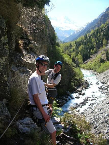 Par une belle matin&eacute;e du mois de&nbsp; Mai, nous sommes all&eacute;s (Ju + Laurent R+Matt) faire la via-ferrata de Saint Christophe en Oisans.<br />Itin&eacute;raire pas difficile mais tr&egrave;s joli, au dessus du V&eacute;n&eacute;on, avec une jolie vue sur la t&ecirc;te des F&eacute;toules. <br />Nous avons &eacute;galement film&eacute; nos b&ecirc;tises ^^