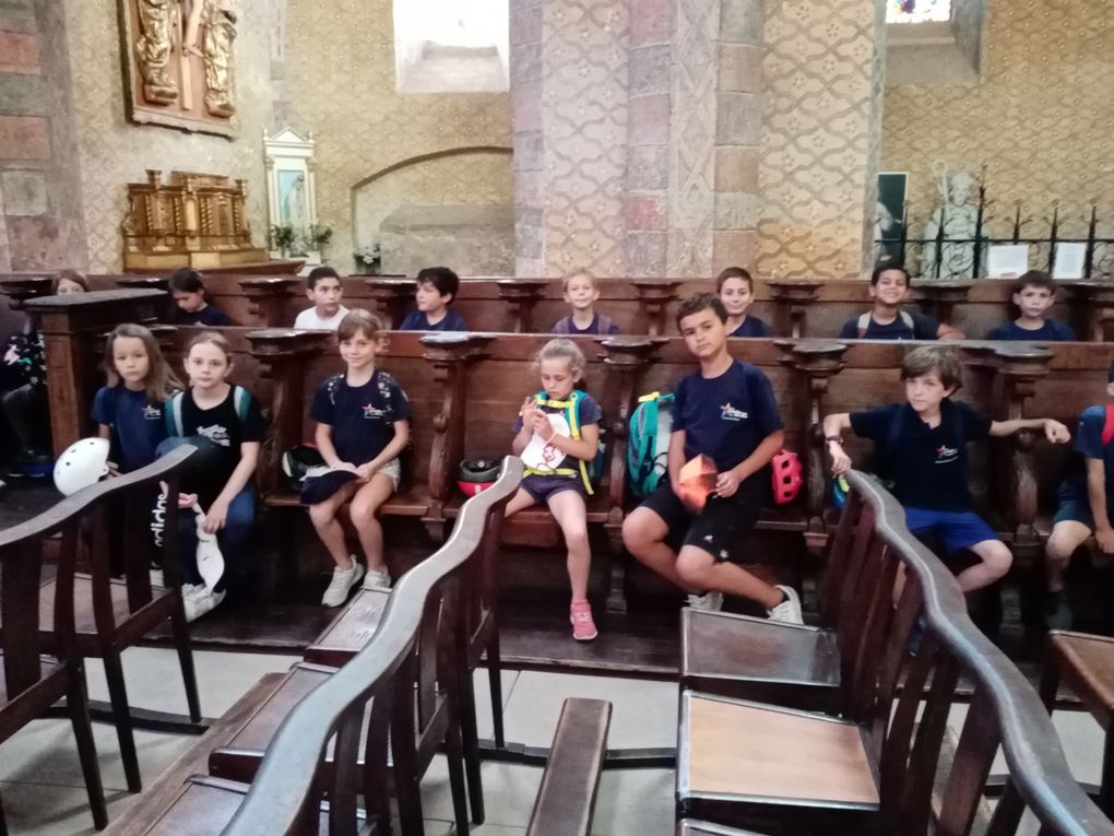 Visite d'une exposition dans l'église Saint Jacques; découverte de l'abbaye et du cloître; découverte du travail d'un souffleur de verre.