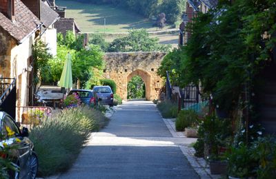 À Domme,  département de la Dordogne  (24).