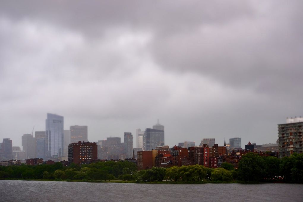La rivière Charles, un fleuve côtier qui sépare la ville de Cambridge à celle de Boston, et le plus vieux restaurant en exploitation de Boston (1716), l'Union Oyster House, le premier restaurant à offrir un emploi de serveur à une femme au début des années 1900.