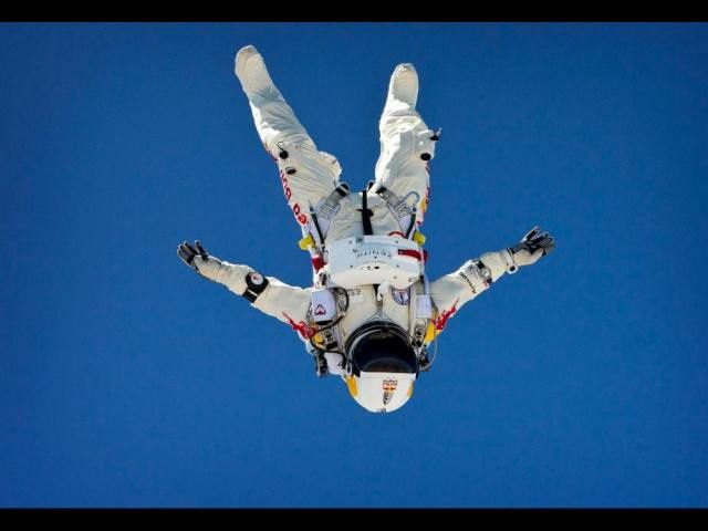 FOTOS: El espectacular salto desde 39.068 metros de altura de Baumgartner