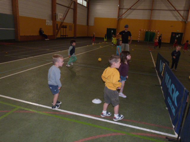 Séance de sport avec Elise en PS MS: la balle aux prisonniers