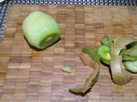 2 - Peler le kiwi, couper les deux extrémités, puis couper en 2 dans le sens de la longueur et en tranches moyennes. Laver et couper la pomme en deux, puis en quarts. Oter le trognon de 2 quartiers et les tailler en feuille comme sur la photo et bien citronner pour éviter l'oxydation de la pomme. Laver et équeuter les fraises et les couper en lamelles dans le sens de la hauteur. Laver et peler le kaki, le couper en quarts et tailler en fines tranches.   
