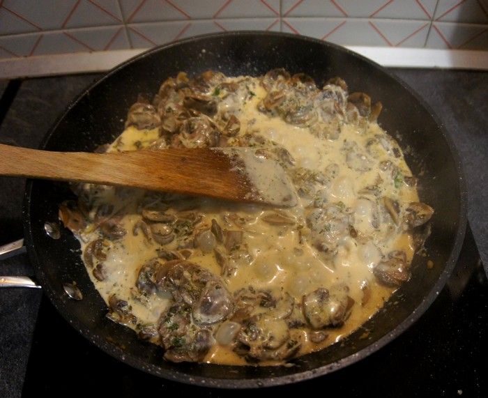 Cuisson de la sauce aux champignons avec de la crème fraiche et du vin blanc