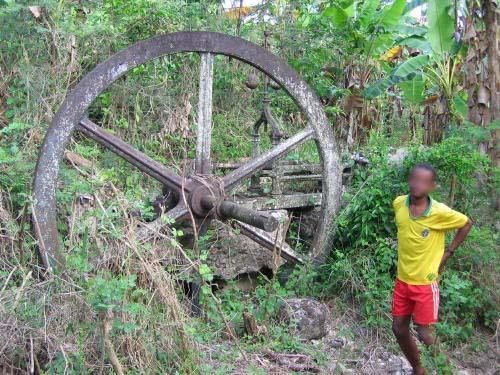 <p>En venant de BANDRELE prendre direction TSINGONI, en bas de la descente ( vous avez laissé a votre gauche la station TOTAL) prendre vers la droite rouler 3 kilometres jusqu'au village de MIRERENI;</p>
<p>Prenez la premiere route a droite ( avant l'arret de bus ), passer devant l'ecole, sur votre droite la mosquée : garer votre voiture.</p>
<p>Prendre le petit chemin entre les habitations ( vieux  reservoir riveté) ; aller jusqu'au point d'eau ( robinet)  et prendre le chemin vers votre droi