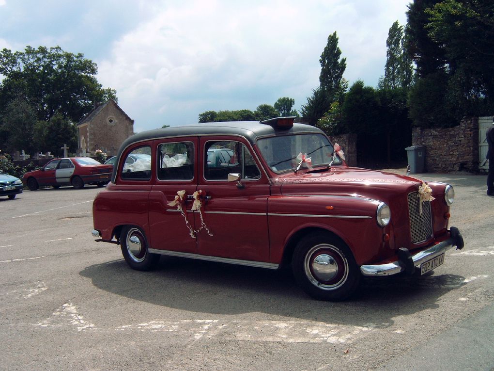 achete en 2001 avec plaques françaises-
ce taxi à été réformé en 2000 aprés 15 ans de service et certainement pas mal de kms aux compteur-
il fume un peu 
-moteur diésel type range 2275 cm3-
- boite de vitesse auto-