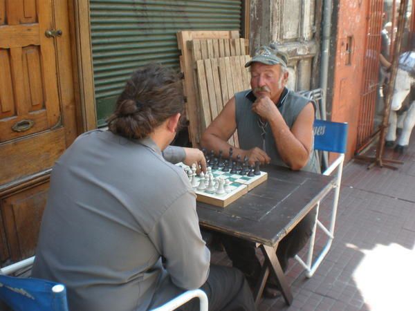 Buenos Aires : un peu Paris, un peu l'Italie, le tout dans la lumière, l'effervescence et la démesure sudaméricaines. De San Telmo à La Boca, de Puerto Madero à La Recoleta... sur un rythme de "dos por cuatro", "La Reina de la Plata" offre sa po