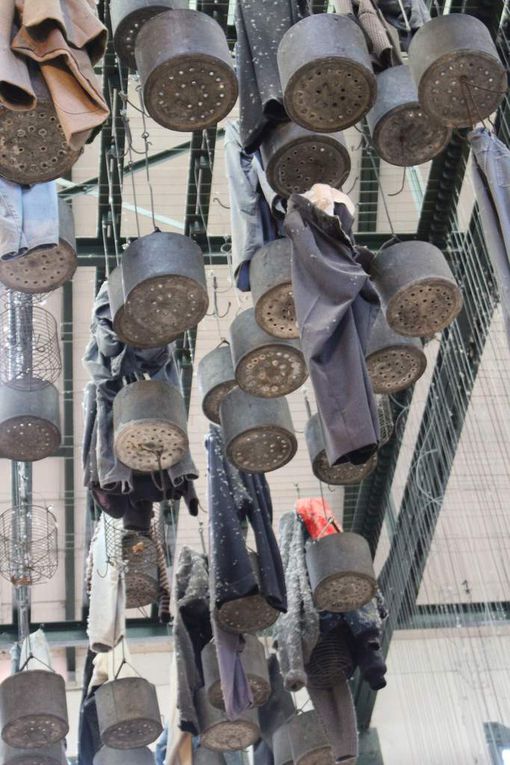 et en particulier la salle des pendus, vestiaire des mineurs qui disposaient chacun d'un câble tractant un cintre et un panier métallique percé pour recueillir les vêtements de travail