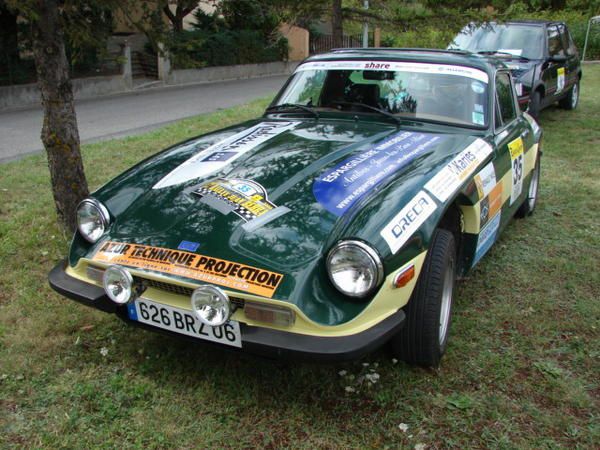 Cette fois, ce sont les deux TVR du team qui ont été engagées au célèbre rallye historique ! Le passage du col de la Bonette sous la neige restera un grand souvenir.