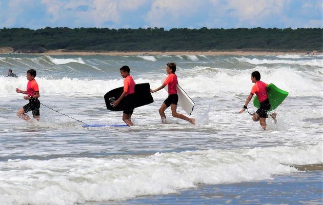 30 juillet. Ecole de bodyboard. Allassins.