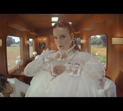 Clean Bandit, Anne-Marie et David Guetta réunis sur le tube "Cry Baby" : le clip !