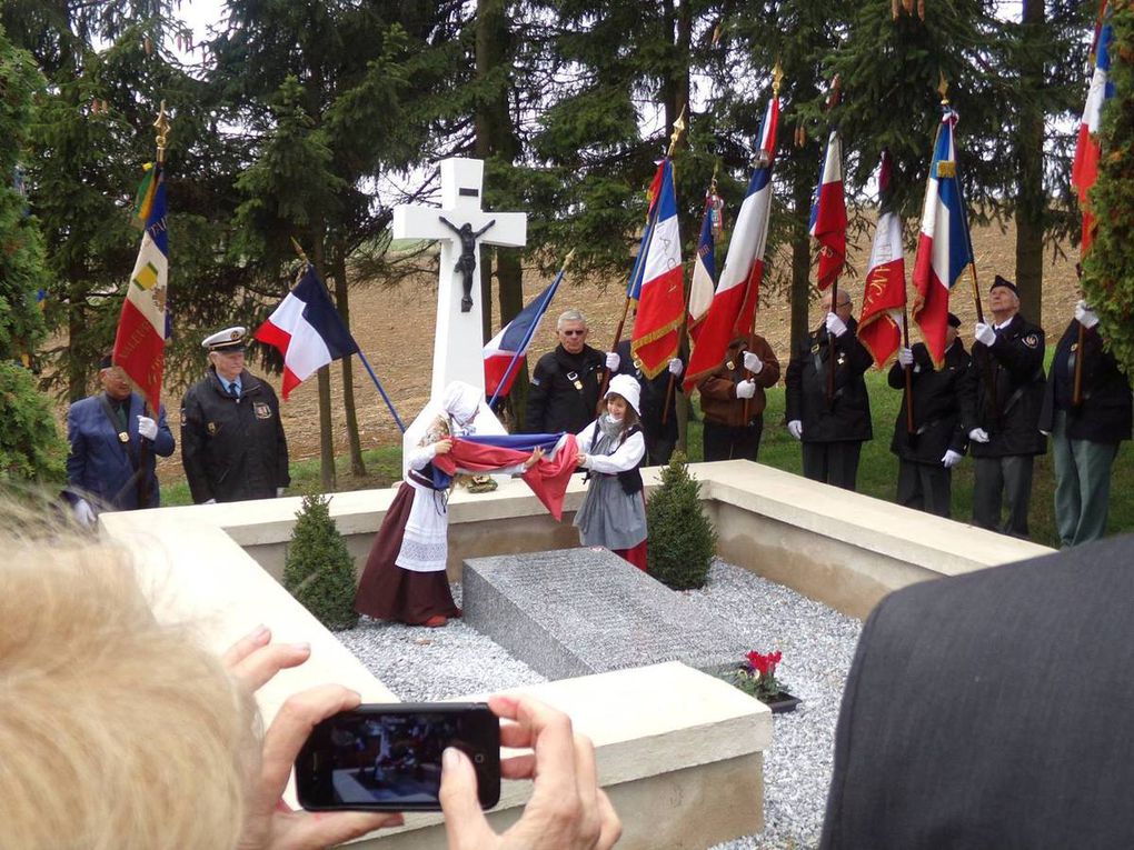 10 octobre 2015  Inauguration de la tombe collective — à Bouxières-Sous-Froidmont, Lorraine, France, en présence de Michel Archambault, petit-fils d'Emilien. Photos issues de la page Facebook: Tombe collective Bouxières sous Froidmont