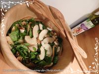 Salade d'épinards frais, pommes, fromage de chèvre &amp; noix