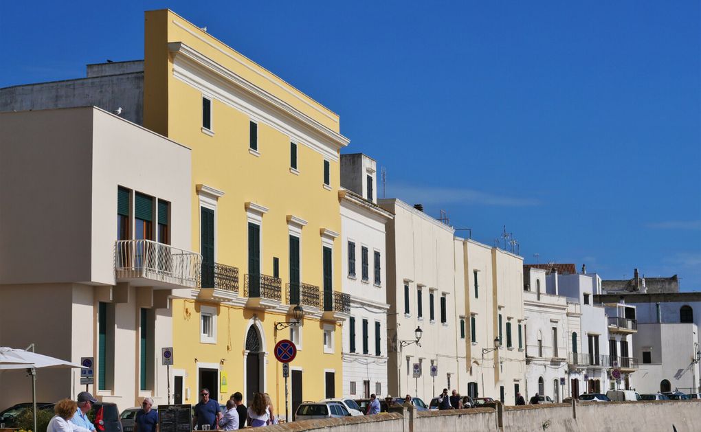 Une promenade, le long des remparts surplombant la mer, fait le tour de la " Belle Ville" du grec Kali poli.  