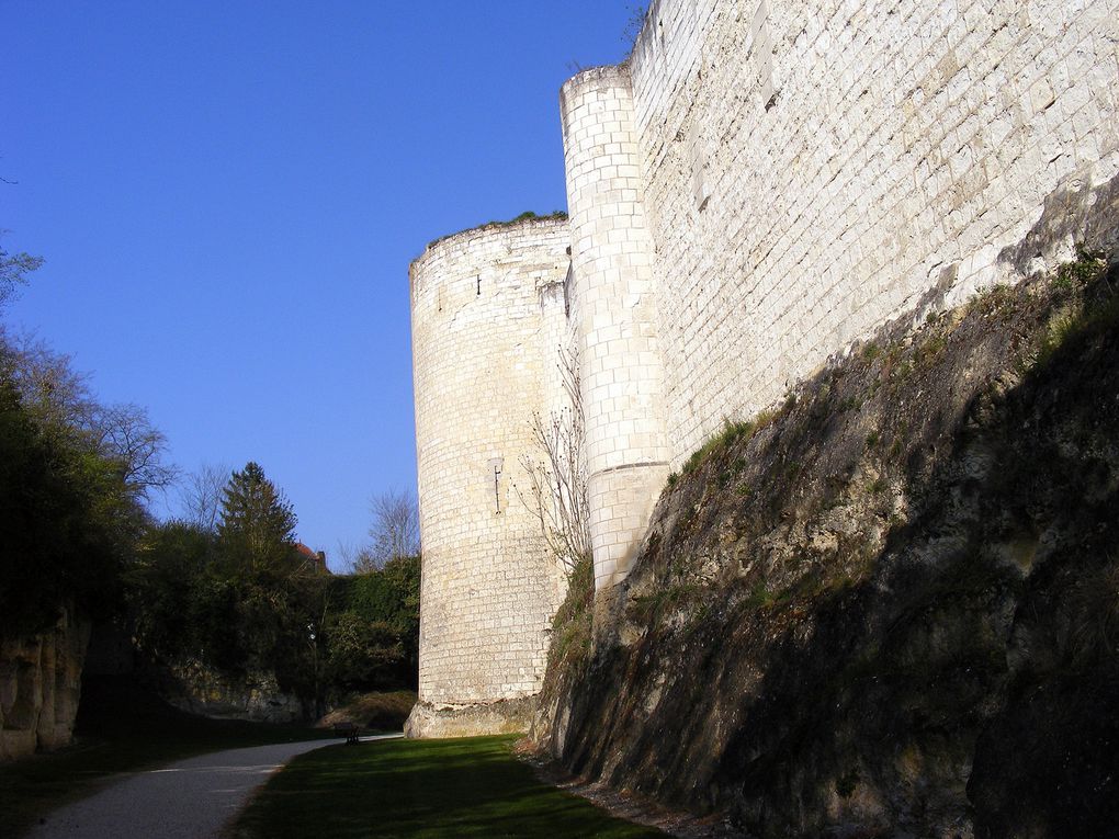 En 491, Ursus, venu de Cahors, créa un monastère sur une colline surplombant la vallées de l'Indre dans une ville nommée alors Lucca (Loches). Saint-Ours fit construire un moulin prés du monastère et y vécu jusqu'à sa mort en 508. A la même