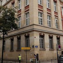 Paris : un collégien chrétien violemment agressé parce qu’il portait une croix au cou