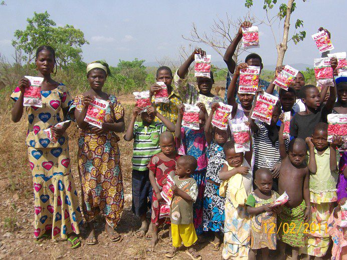 Distribution des bonbons du conteneur reçu en 2011 grâce aux efforts de Franziska et Leo Strauch d'Allemagne. Le nom de photo indique en même temps le lieu de la paroisse. C'est juste quelques exemples, car tous les diocèses du Togo et quelques p