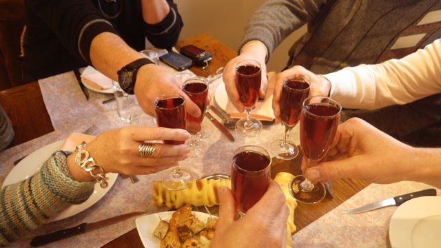 en aveyron pour ne pas faire la concurrence aux bonnets rouges le jour de la chandeleur on partage de la pompe à l'huile bien plus digeste