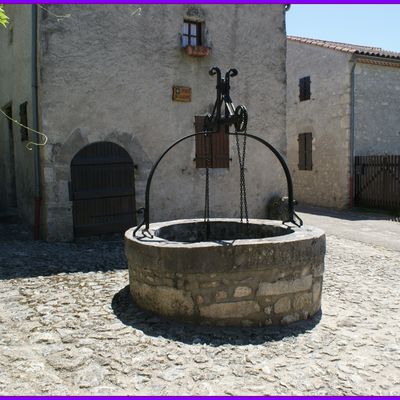 puit dans le beau village de Charroux