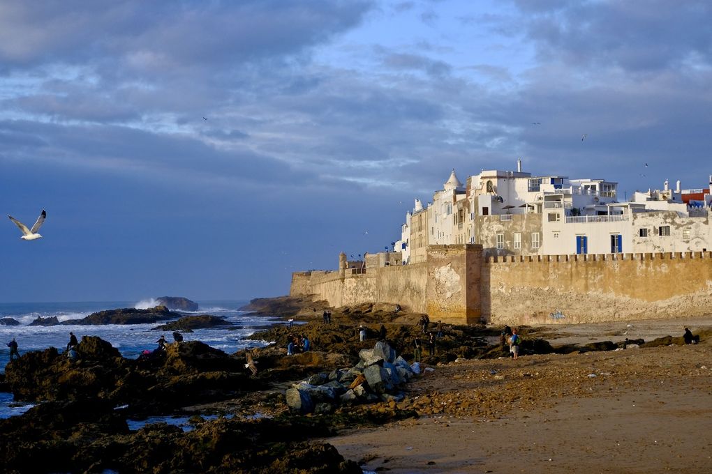 Il suffit de longer l'océan pour se laisser envouter par l'imposante masse de ces remparts....A marée basse, il faut absolument s'échapper derrière la ville et longer les rochers pour découvrir l'ambiance imposante et solennelle de ces grands monstres de pierre semblant narguer la mer et sa colère....Enfin ne loupez pas la merveilleuse lumière qui s'affale sur les remparts le soir au coucher du soleil et donne à la ville toute sa valeur spirituelle...