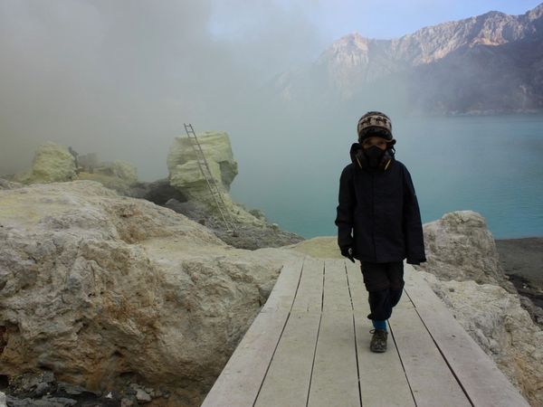 Descente vers le cratère. Découverte du lac et de la souffrière.