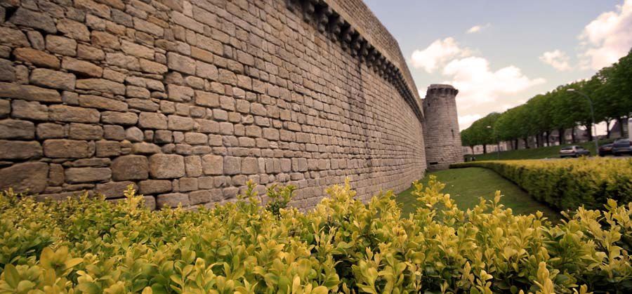 Les remparts de la ville de Guérande au printemps