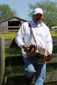 horace trahan, un accordéoniste et chanteur américain de renommée mondiale dans le style cajun et zydeco