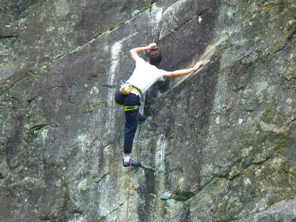 Ilya dans une dalle sympa en 7b+ // Ilya in a nice 7b+ slab.