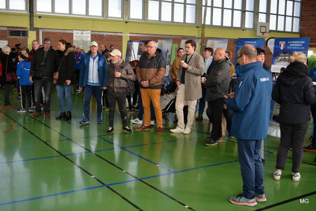 Albert Lacauve récevant l’insigne et le diplôme d’honneur de porte-drapeau pour ses 50 ans de service.