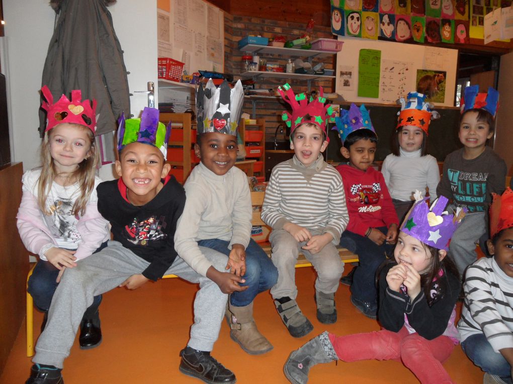 Le jeudi 31 janvier 2013, nous avons mis nos couronnes et nous avons dégusté les galettes que les enfants nés au mois de janvier avaient préparées. Vive les rois et les reines !