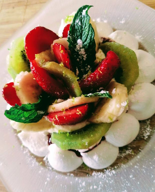 Pavlova fraise, banane, kiwi