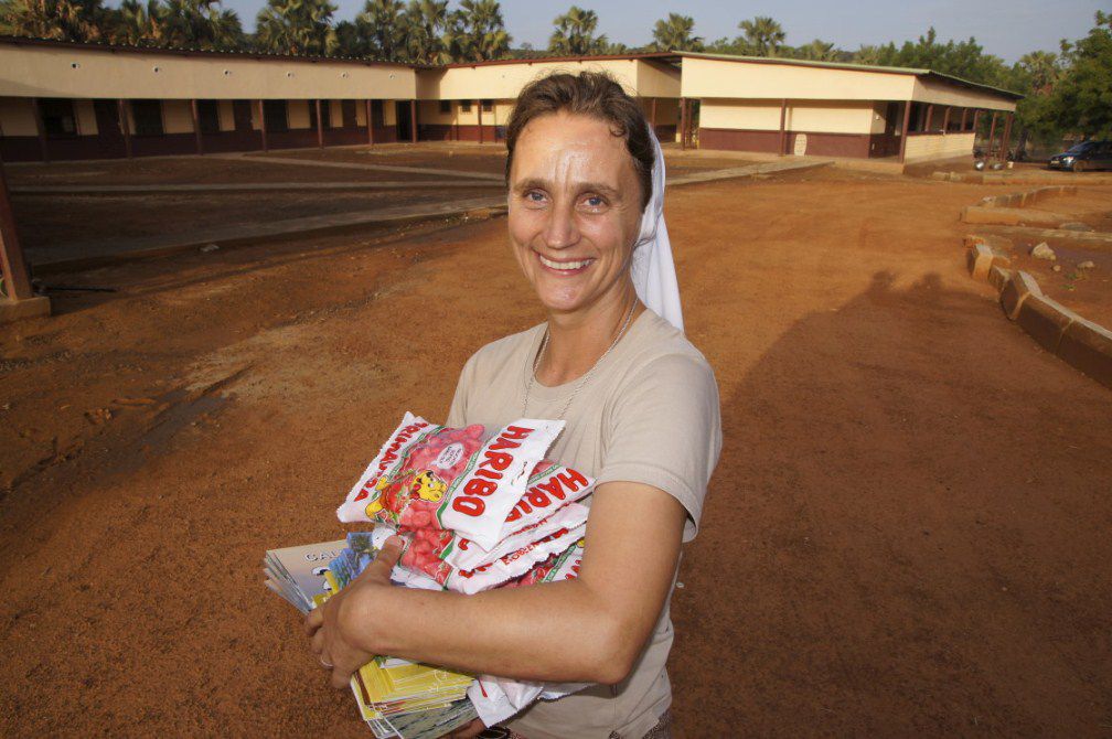 Distribution des bonbons du conteneur reçu en 2011 grâce aux efforts de Franziska et Leo Strauch d'Allemagne. Le nom de photo indique en même temps le lieu de la paroisse. C'est juste quelques exemples, car tous les diocèses du Togo et quelques p