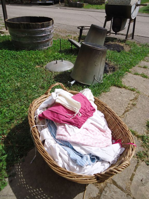 La Grande Lessive ou la "Buée"
Technique d'antan pour nettoyer le linge, du baquet à la rivière
Photos Claude Cristofol