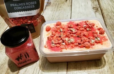 Crème glacée parfumée à la framboise aux éclats de pralines roses concassées