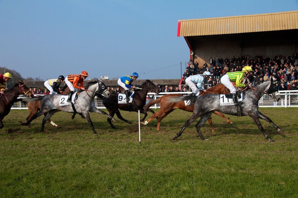 Courses du week-end de Pâques 2013 à l'hippodrome de Calouët, à Loudéac.