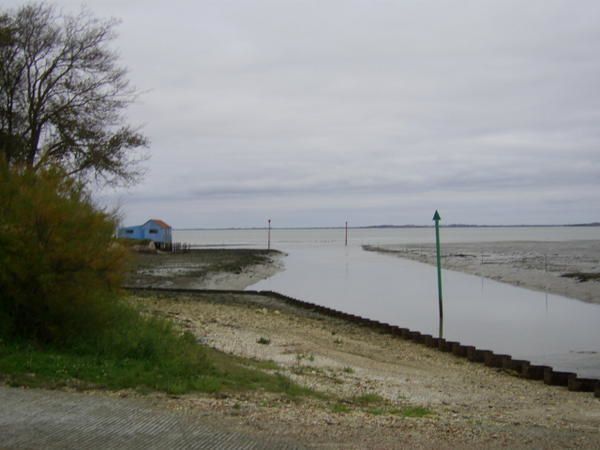 Cette balade à pied se fait à partir du viaduc en prenant le sentier du littoral jusqu'au pont Napoléon (chenal de la Brande). IL vous faudra 2 à 3 heures pour faire cette promenade via la citadelle du château et le moulin de la Côte.