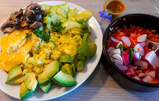 N°5 Complete GL meal-type recipe: cheesy scrambled eggs; polenta (corn) with nutmeg; sautéeed courgettes, mushrooms and fresh avocado; cottage cheese topped with coconut bits and red fruit mix