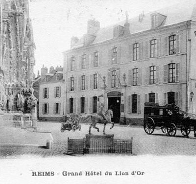 Mercredi 16 juin 1915, un gros obus a démoli le mur à l'angle de l’Archevêché et du Palais Royal