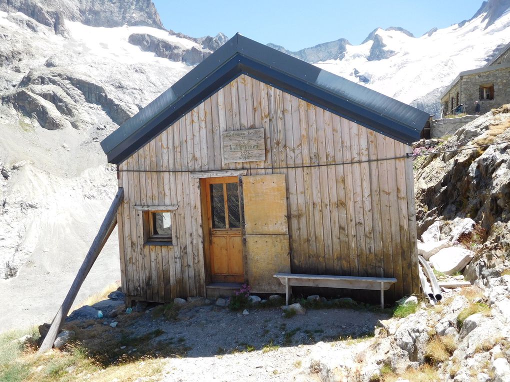 beaucoup dde fontaines insolites, le splendid glacier de la Pilatte, des lieux ne tenant que par l'aide de cables, même la rivière nous dévoilles ces secrets.