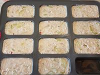 3 - Verser le mélange au fromage dans le saladier avec les courgettes, bien mélanger. Incorporer le thon émietté et égoutté, puis les baies roses et bien mélanger. Rectifier l'assaisonnement si nécessaire. Prendre des moules rectangulaires en silicone, verser la préparation dans les empreintes et placer au réfrigérateur pour une prise au froid de 4 h minimum. Sortir du réfrigérateur et démouler les petites terrines sur un plat de service. Décorer de quelques bouquets de mâche, de bâtonnets de betterave et de quelques baies roses. Servir en entrée.