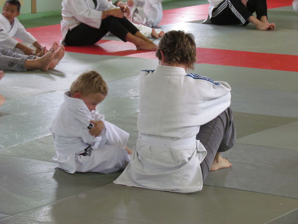 Les enfants heureux de faire monter les parents pour un cours judo....merci à eux d'avoir jouer le jeu, vos enfants ont apprécié , vous aussi apparement ! sortie de tatamis avec le sourire ....MERCI  à refaire :)