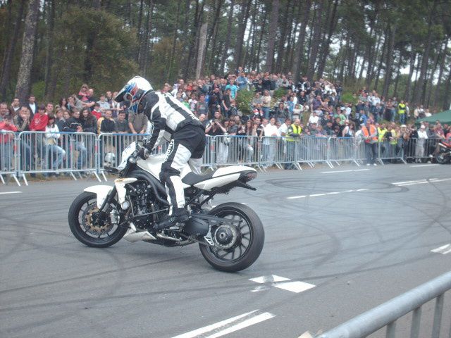 fête de la moto à TARNOS, stunt, weeling et figures diverses de l'écossais Carmichael et de "lève ta roue" (local)  