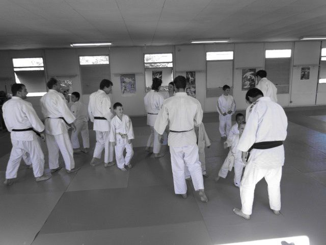 25.09.2011 bonne ambiance , les enfants heureux de faire chuter les ceintures noires ! les parents heureux de faire cette fête du judo pour les 1er pas de judokas de leurs enfants ... merci à tous !