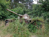 Char Panhard Français de reconnaissance laissé à l'abandon.