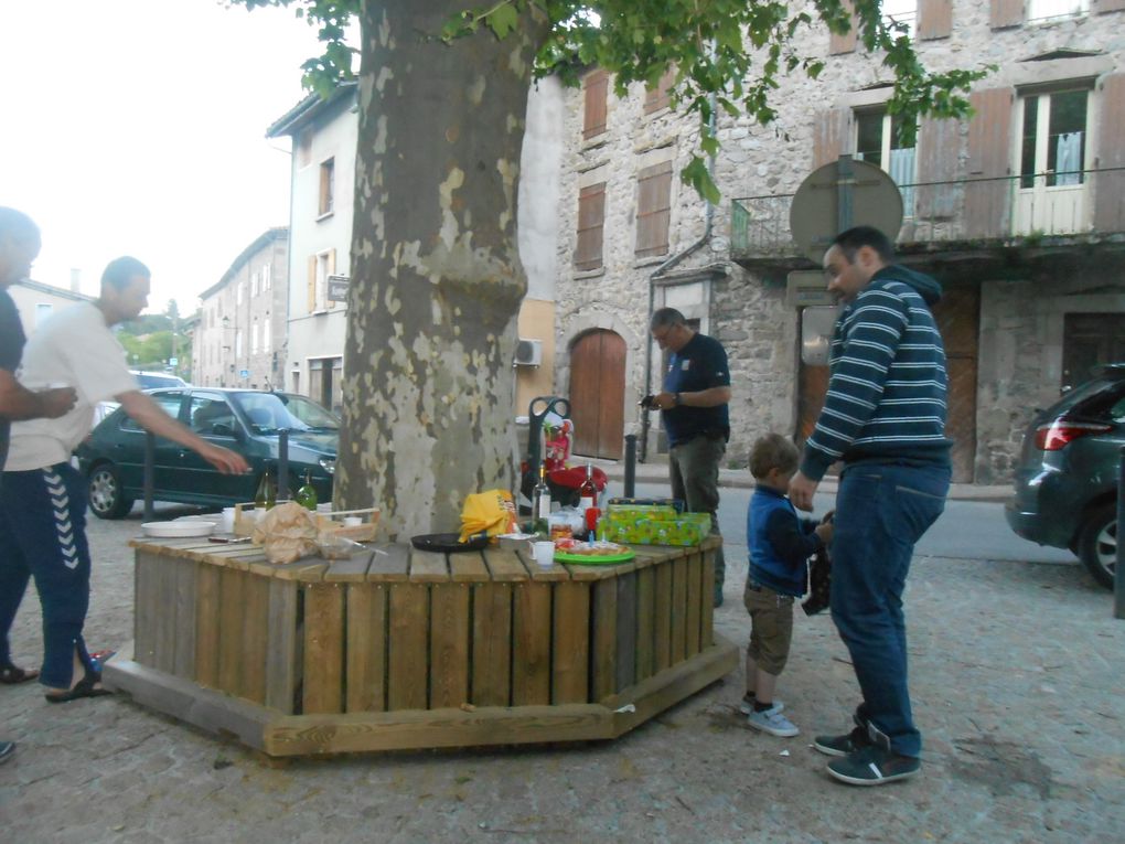 Table improvisée, banc, lieu de rencontres, anniversaires, les usages sont multiples et à inventer