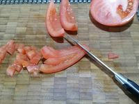 1 -  Mettre l'oeuf à cuire pour 9 mn. Laisser refroidir et écaler. Pendant ce temps, tailler la tomate épépinée en petits dés. Eplucher et dégermer l'ail, le couper finement et l'ajouter à la tomate.